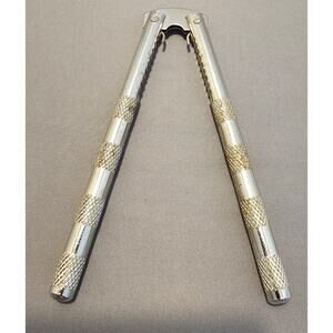 Vintage 4-1/2" Nut Cracker/Sheller - used